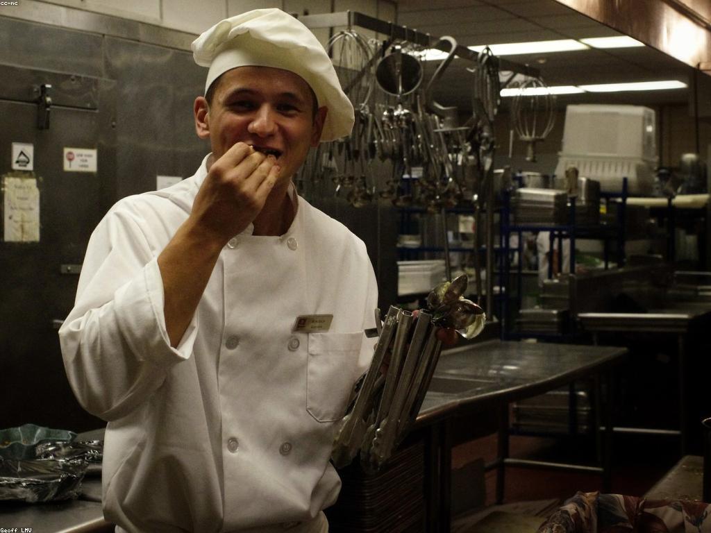 ការពិចារណាពីសម្ភារៈនិងឧបករណ៍ក្នុងការធ្វើចំណីអាហារ